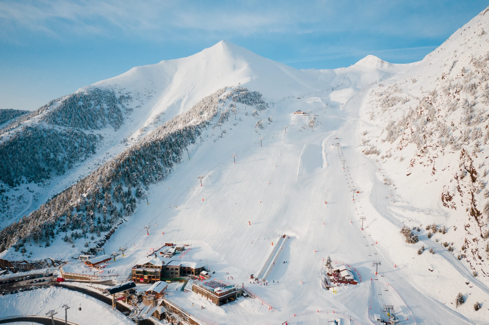 Заснеженные трассы и подъёмники сектора Arinsal, Pal Arinsal; архивный кадр 2019 года.